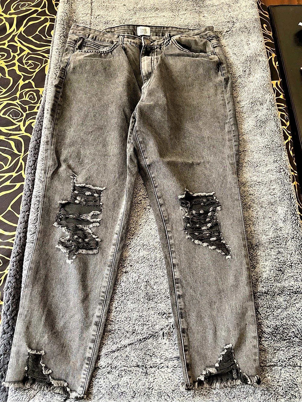 Simple Society Distressed Skinny Jeans in Gray